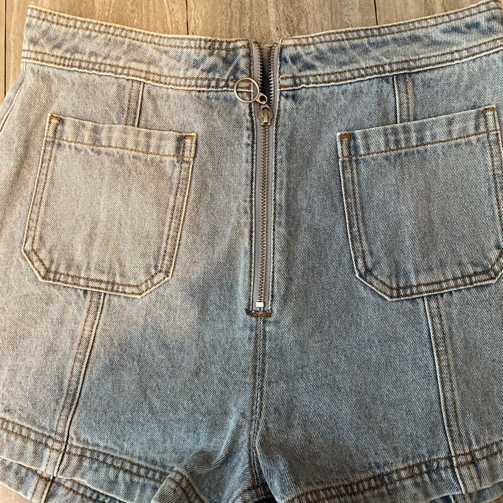 NWOT MINKPINK Women’s Medium Shayna LIGHT WASH COTTON DENIM Jean PANEL SHORTS - Picture 3 of 7